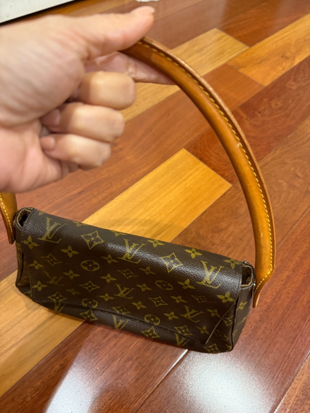 Louis Vuitton Looping Satchel in Monogram Canvas - Picture 3 of 7